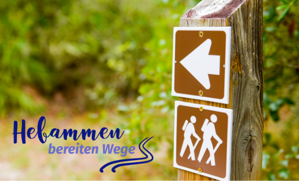 Wanderweg mit Schriftzug "Hebammen bereiten Wege"